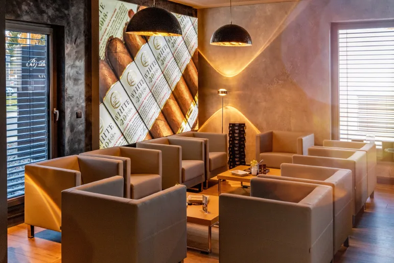 Die Leonel Cigar Lounge mit Sitzgelegenheiten